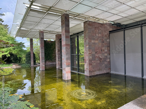 Garten und Fassade der Fondation Beyeler, ein modernes Kunstmuseum in Riehen bei Basel/Schweiz