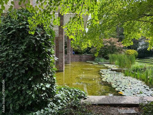 Garten und Fassade der Fondation Beyeler, ein modernes Kunstmuseum in Riehen bei Basel/Schweiz