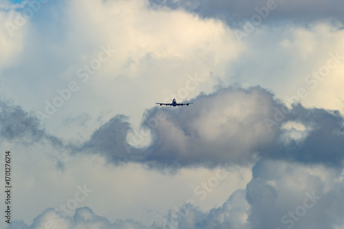 飛行機　美しい 　光　雲　空　を背景に飛ぶ　航空機