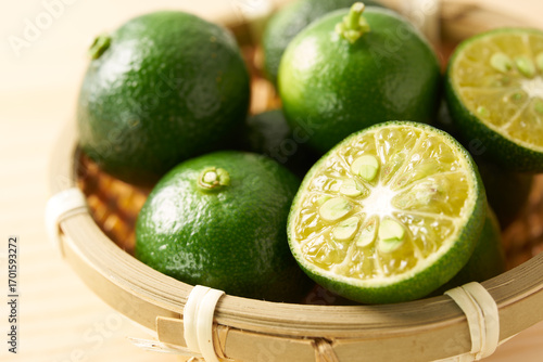 青切りシークワーサーを木目バック