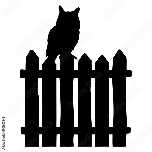 Logo con silueta de búho posado en valla rústica de estacas de madera para su uso en invitaciones y tarjetas de Halloween