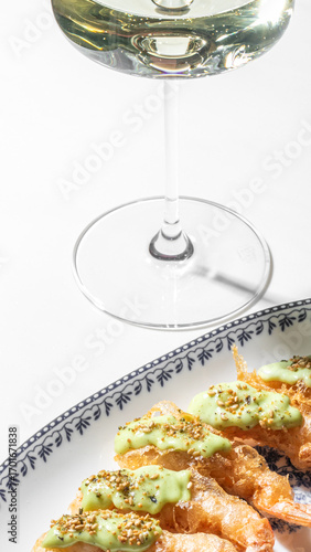 Billede på lærred Crisp white wine harmonizes with avocado-drizzled prawns, a symphony befitting N