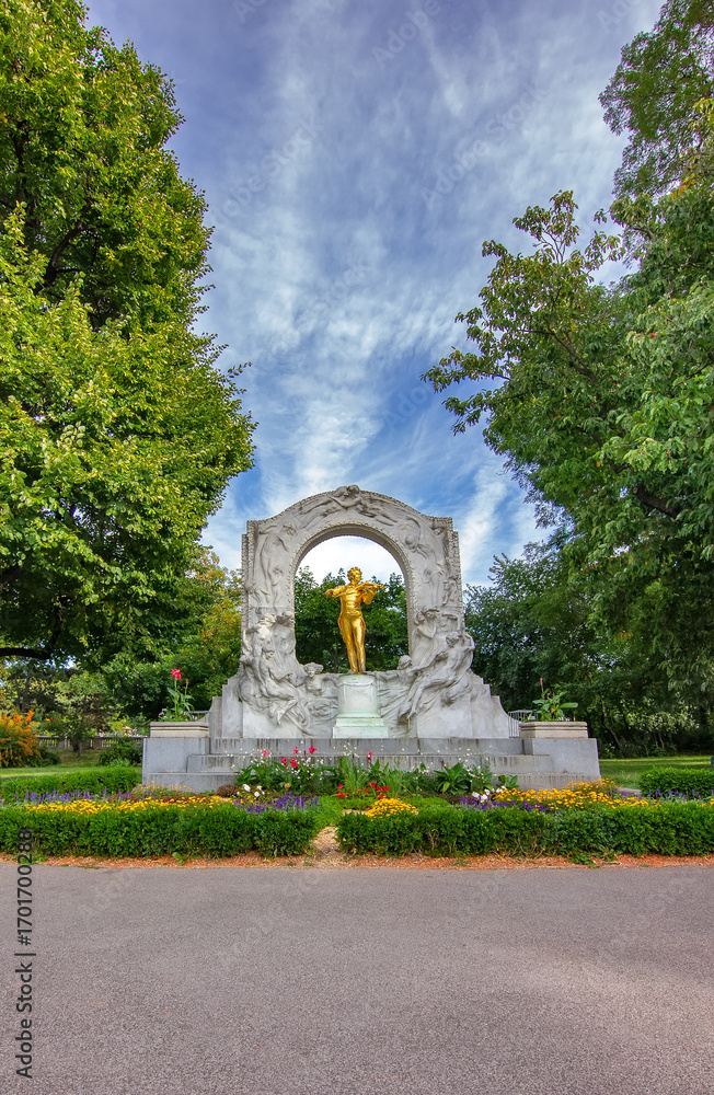 Obraz premium The iconic gilded statue of Johann Strauss II, Vienna