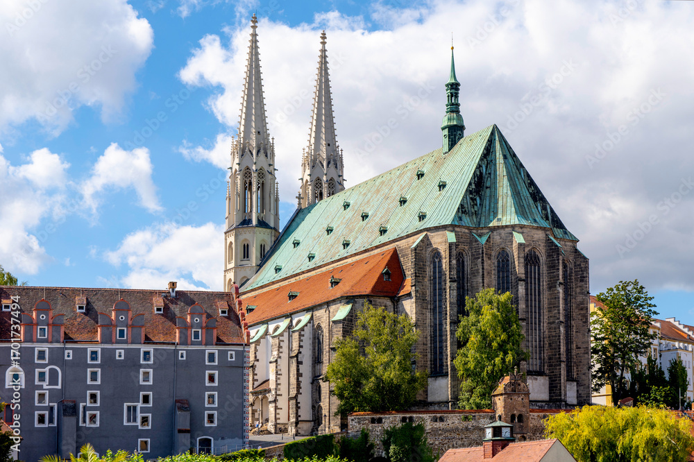 Fototapeta premium Görlitz an der Neisse, Oberlausitz, Altstadtszene mit Pfarrkirche Sankt Peter und Paul