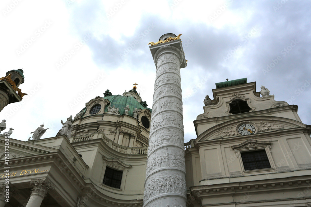 Fototapeta premium Façade de l'Eglise baroque Saint-Charles-Borromée à Vienne en Autriche