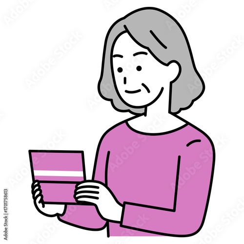 預金通帳を見る年配の女性