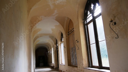 Couloir intérieur de l’abbaye cistercienne monastique du XIIème siècle Notre-Dame de Chéhéry à Chatel-Chéhéry dans les Ardennes. France Europe