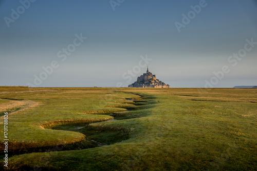 Foto Mont Saint Michel Abbey With Tidal Channels Leading To Medieval Fortress