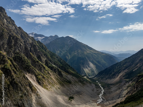 Fotografía Breathtaking mountain valley landscape in Mestia, Svaneti, Georgia, showing a wi