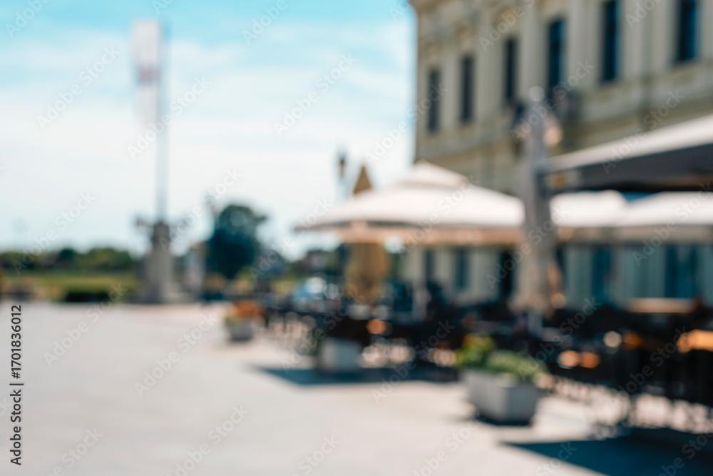 Obraz premium Blurred abstract background of outdoor cafe in resort town