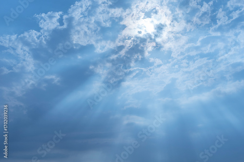 夏の青空から降り注ぐ薄明光線