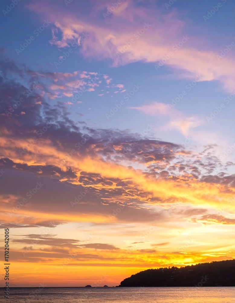 Obraz premium Sunset over the ocean with colorful clouds