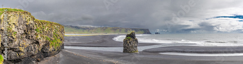 Obraz na płótnie Panorama sur la plage de Reynisfjara, la plage emblématique au sable noir volcan
