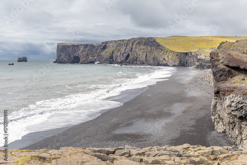 Vue sur le promontoire de Dyrhólaey et son arche basaltique, dans le sud de l'Islande