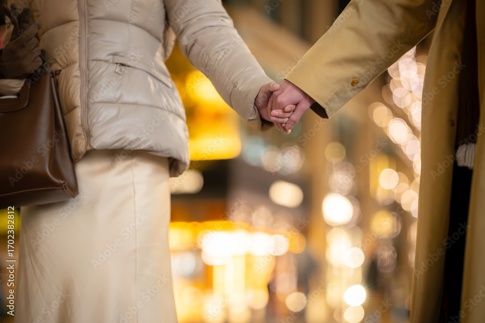 Obraz premium 手を繋ぐ男女 イルミネーション