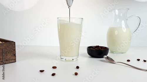 Milch im Glas aufschäumen