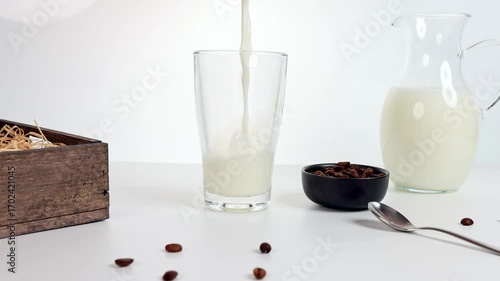 Milchkaffee im Glas einschütten