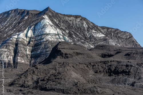 Incroyable glace noire, blanche et bleue du glacier de Kötlujökull qui recouvre le volcan actif de Katla, dans le sud de l'Islande