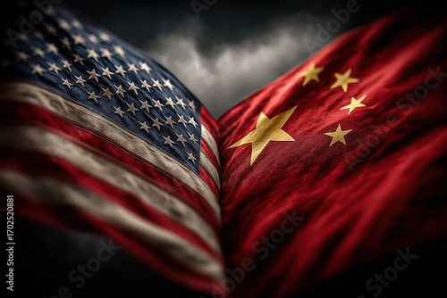 Drapeaux des États-Unis et de la Chine côte à côte, symboles de rivalité, de tensions politiques et économiques, concept géopolitique et relations internationales