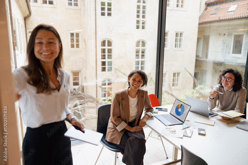Fototapeta premium Team members actively engage in a highly productive meeting that includes a detailed presentation and open discussions