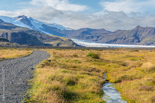 Vue sur le glacier Vatnajökull, le plus vaste et volumineux glacier d'Islande, depuis le sentier qui mène au canyon Mulagljufur, dans le sud de l'Islande