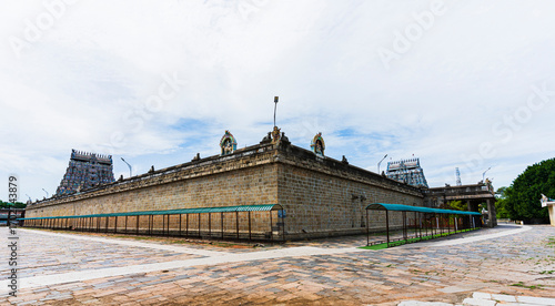 « Portail vers le Divin : Le Gopuram coloré du temple de Chidambaram »