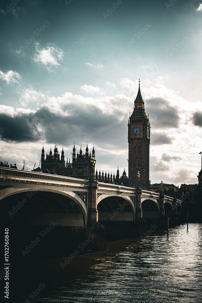 Naklejka premium Exploring London near the Thames River with Big Ben and the Houses of Parliament in the background during a cloudy afternoon