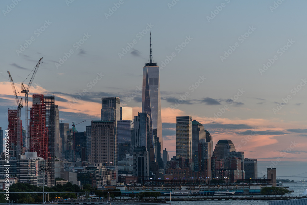 Obraz premium Scenic downtown Manhattan vista at sunset in the summer with Freedom Tower at the center, New York City