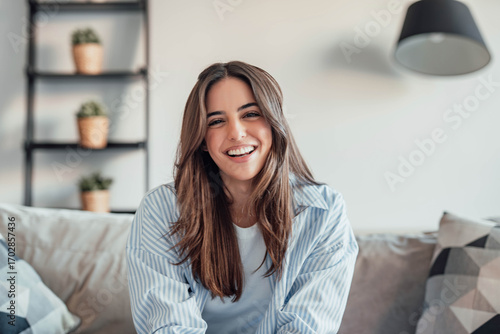 Fotografía Happy cheerful student talking to the camera, connecting in conference video call with coworkers or friends