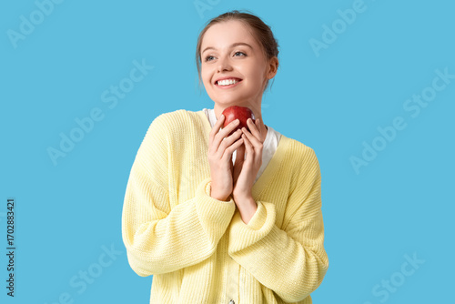 Young woman with red apple ...