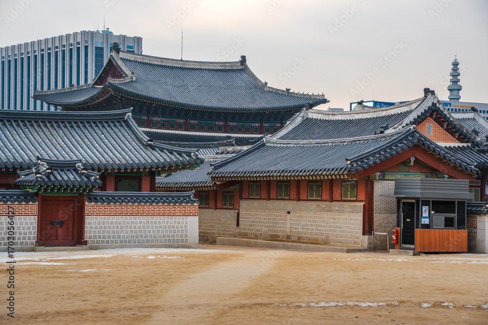 Fototapeta premium Traditional Courtyard Architecture at Gyeongbokgung Palace, Seoul, South Korea