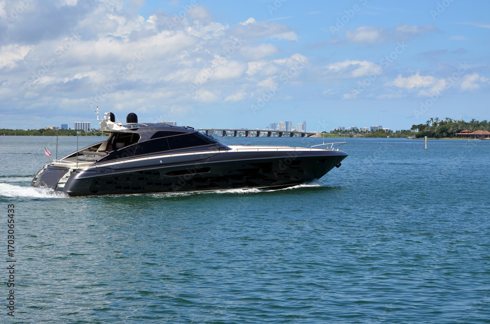 Obraz premium Sleek motor yacht von the Florida Intracoastal Waterway 
