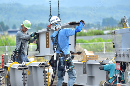 建築工事現場で働く男たち