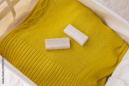 くすのきの木で作った防虫ブロックと衣服の写真