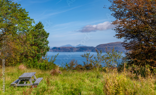 Picknickplatz mit Blick über Loch na Keal Richtung Kilchoan – spätsommerliche Landschaft auf der Isle of Mull, Schottland, aufgenommen am 16. August 2025  