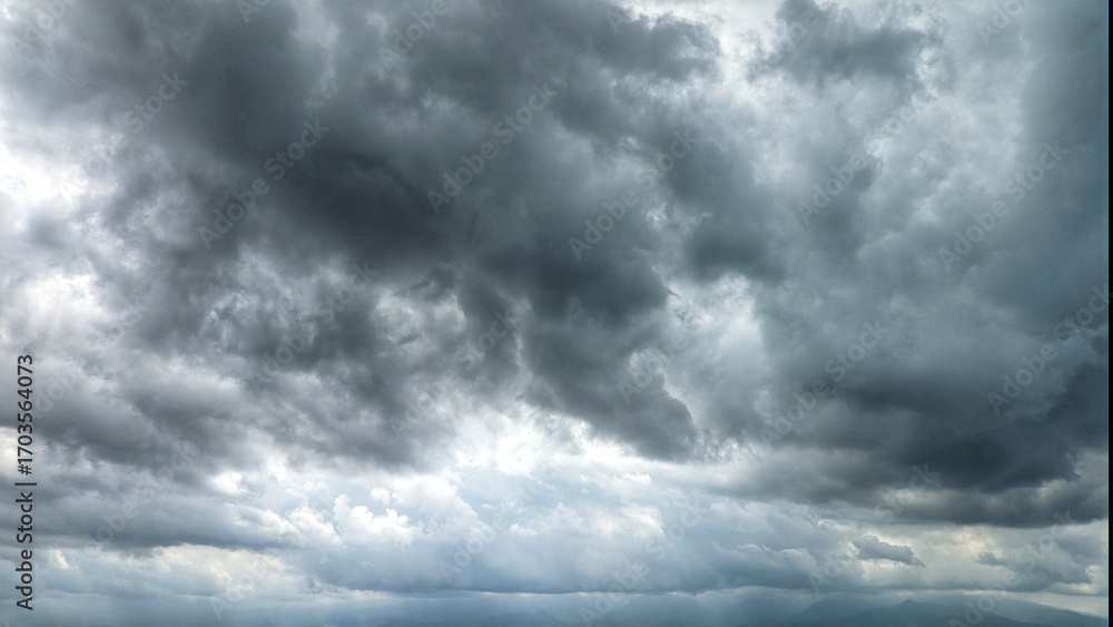 Obraz premium A layered cloudy sky with a low horizon, suggesting incoming rain and dramatic weather.