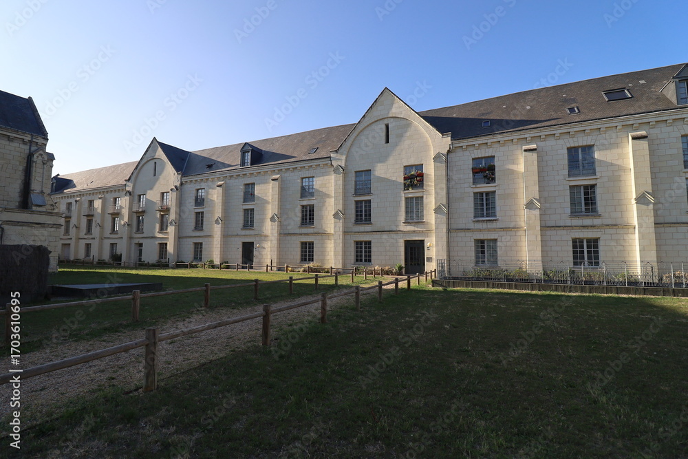 Fototapeta premium Bâtiment typique, vue de l'extérieur, ville de Saumur, département du Maine et Loire, France
