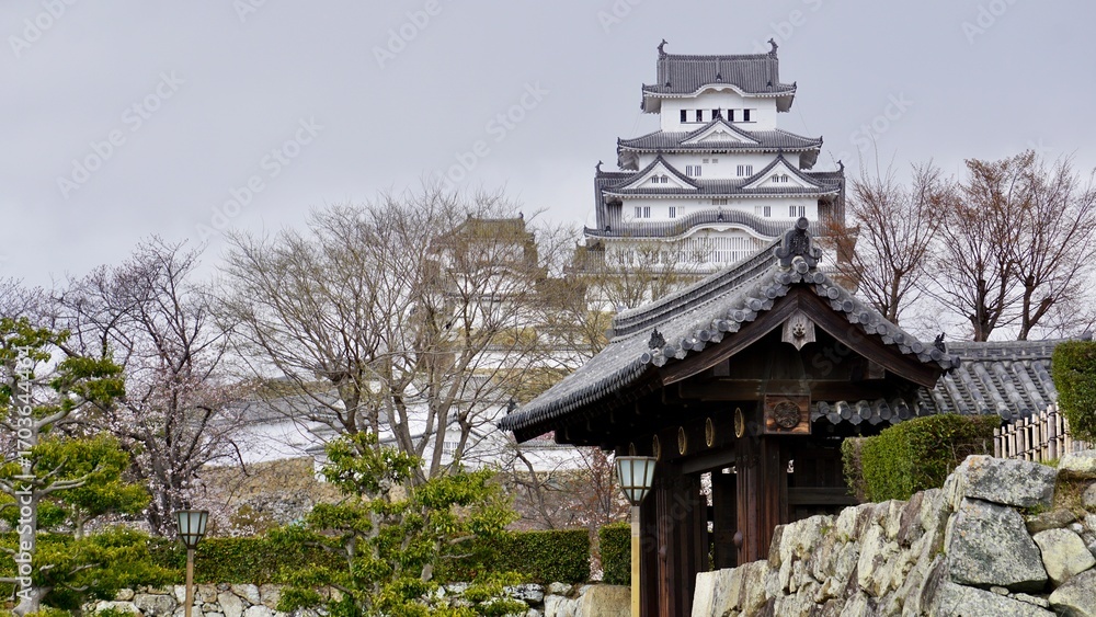 Fototapeta premium Himeji castle view from garden grounds