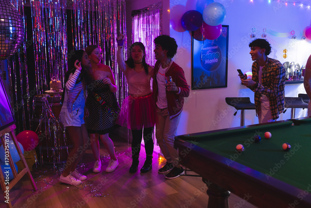 Obraz premium Teenagers celebrating at home, enjoying party with music and colorful decorations