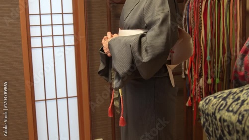 Wallpaper Mural 着物の着付け体験をする女性 Torontodigital.ca