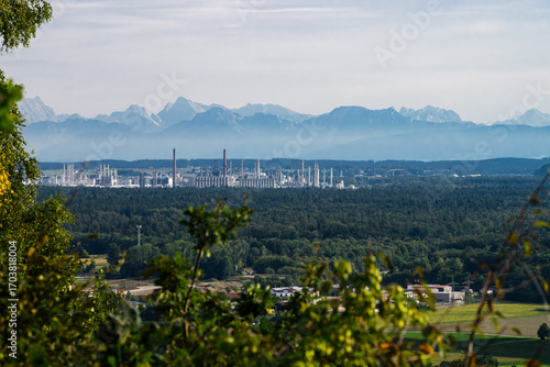 Blick auf  Chemieindustrie in  Burghausen,  mit Alpen im Hintergrund