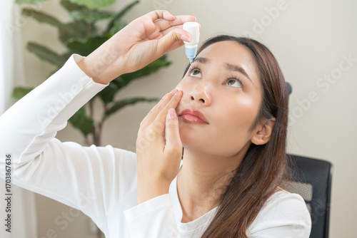 Foto Health care concept, eye problem asian young woman applying, using medical eye drops to treat dry eye and irritation, suffering from irritated eye dry eyes or inflammation, allergy optical symptom