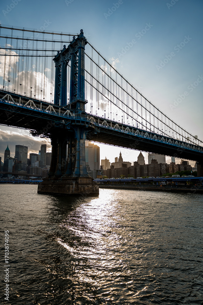 Obraz premium Architecture of metropolis city. The historic Manhattan Bridge.