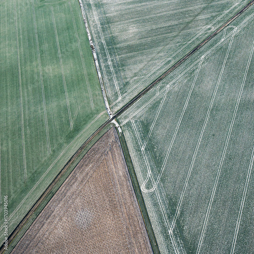 vue aérienne de champs à l'ouest de Paris en France
