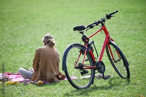 Femme parc velo été environnement