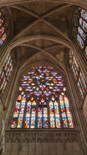 La magnifique rosace du transept de la cathédrale Saint-Étienne de Sens
