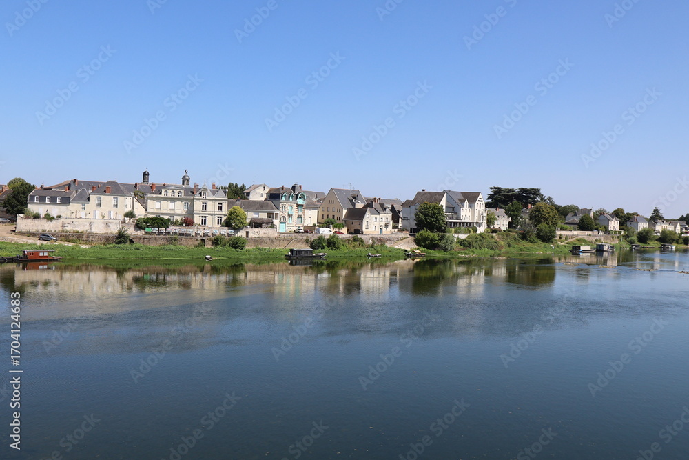 Fototapeta premium Le fleuve la Loire dans la ville de Saumur, ville de Saumur, département du Maine et Loire, France