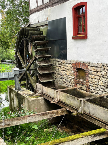 Historisches, hölzernes Mühlrad an einer 250 Jahre alten Wassermühle
