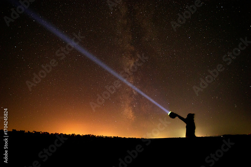 yıldız pozlama, yıldız çekimi, yıldızlara ışık, fener, aysız gece, karanlık gece,Starlink