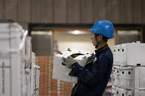 冷蔵倉庫内で作業をする男性